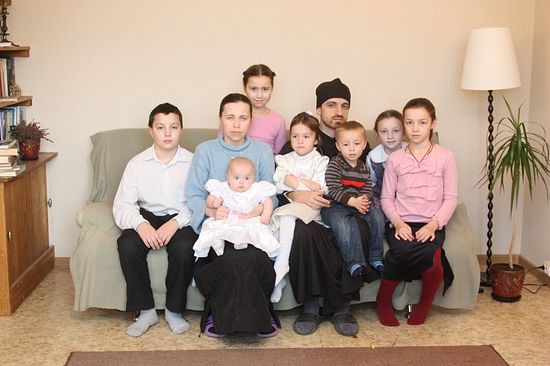 Священник Филипп Ильяшенко с семьей.