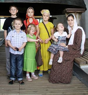 Матушка Юлия Артамонова с детьми.