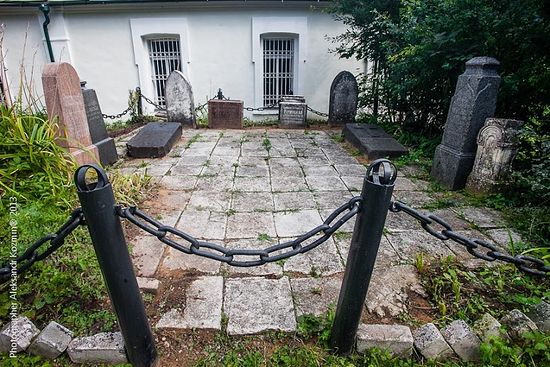 Надгробия из черного гранита – Сергея Рачинского и Марии Толстой.