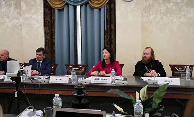 Председатель Патриаршей комиссии по вопросам семьи принял участие в обсуждении статуса многодетной семьи в Общественной палате РФ