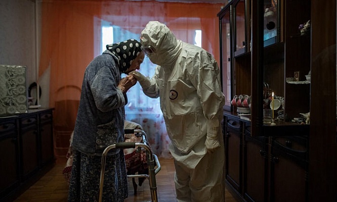 Фотография священника, посещающего прихожанку во время пандемии, признана лучшей на международном конкурсе