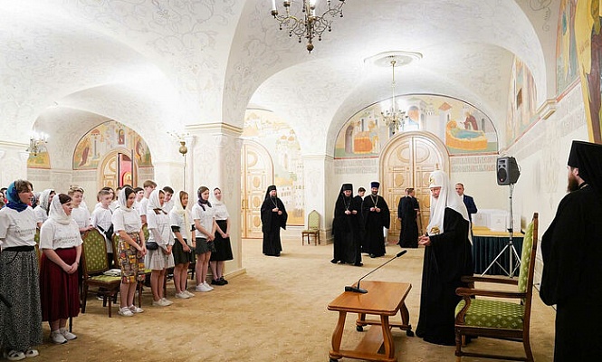 Святейший Патриарх Кирилл встретился с детьми с Донбасса и Украины
