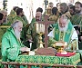 Предстоятели Русской и Сербской Православных Церквей совершили Литургию на Соборной площади Троице-Сергиевой лавры