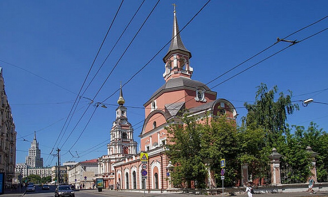 Интерьерам церкви апостолов Петра и Павла на Новой Басманной улице г. Москвы вернут исторический облик