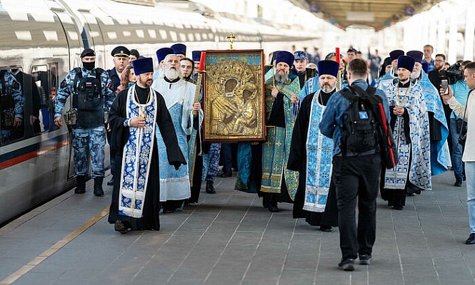 Чудотворную Тихвинскую икону Божией Матери встретили на Ленинградском вокзале Москвы
