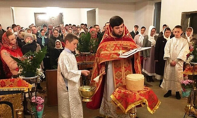 Две пострадавшие от рейдерства «ПЦУ» общины Украинской Православной Церкви встретили Пасху в новых храмах