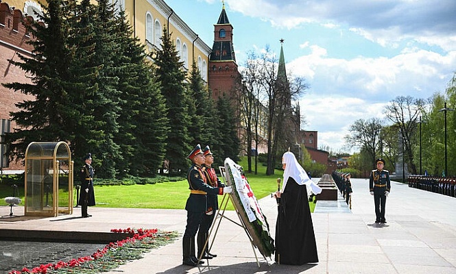 В преддверии 76-й годовщины Победы Святейший Патриарх Кирилл возложил венок к могиле Неизвестного солдата у Кремлевской стены