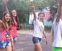 Детский фашизм на Украине: девочки в летнем лагере кричат нацистские лозунги и вскидывают руки (видео)