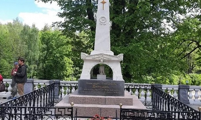 Завершился первый этап реставрации памятника на могиле Пушкина