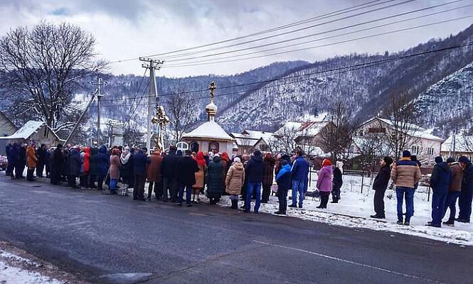 В Закарпатье изгнанная из своего храма община Украинской Православной Церкви вынуждена молиться на улице