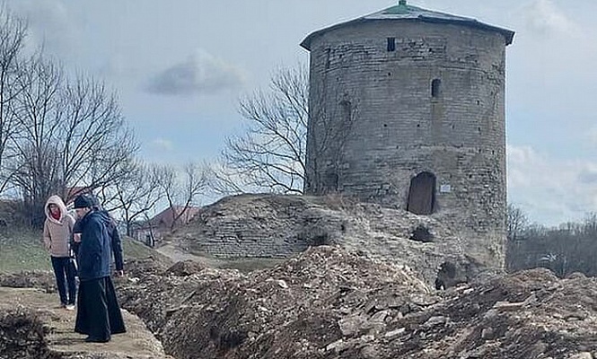 Псковские археологи закончили исследования зондажей и шурфов церкви Косьмы и Дамиана с Гремячей горы