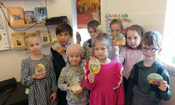 Дети из воскресной школы приняли участие в акции «Пасхальный подарок герою»