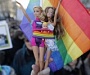 Президент Франции Франсуа Олланд подписал закон о легализации однополых «браков»