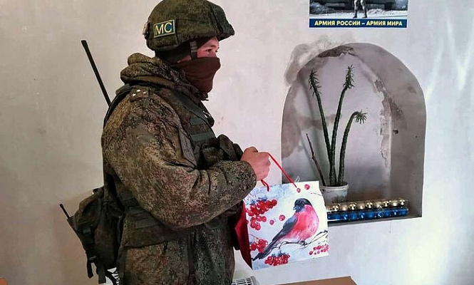 Российским миротворцам в Нагорном Карабахе привезли новогодние подарки от прихожан московского храма