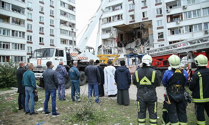В Ногинске священники оказывают помощь пострадавшим при взрыве жилого дома