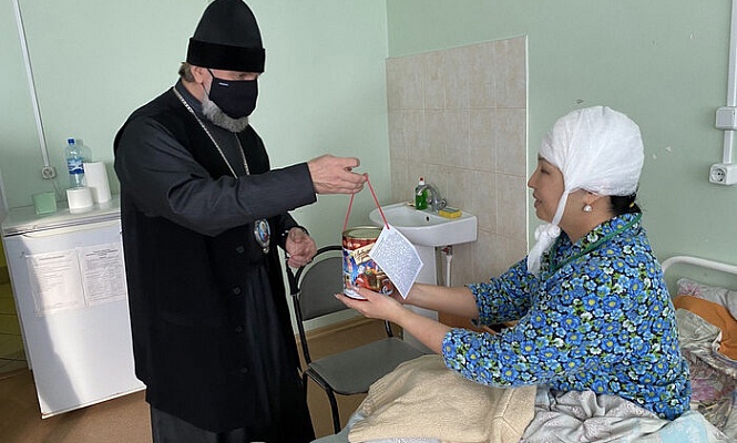 Епископ Скопинский Питирим посетил в больнице пострадавших в ДТП пассажиров автобуса