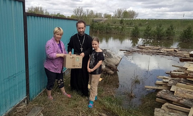В Красноярском крае представители Церкви передали помощь пострадавшим из-за паводка
