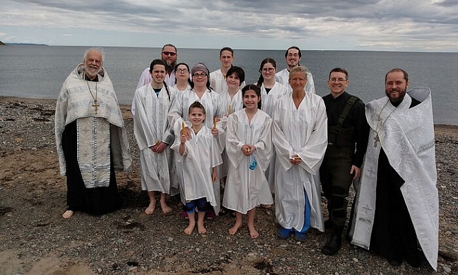 Семья из 11 человек крестилась в океане в провинции Новая Шотландия