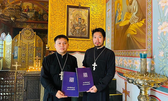 Прихожанам храмов в Таиланде подарили издание канона Андрея Критского на тайском языке