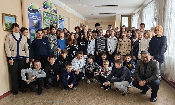 Издательский Совет организовал встречи школьников с писателями в ЛНР и передал комплекты книг в воинские подразделения в зоне СВО