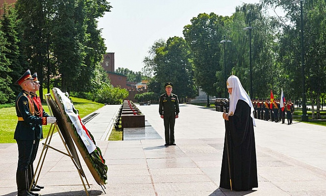 Святейший Патриарх Кирилл возложил венок к могиле Неизвестного солдата у Кремлевской стены