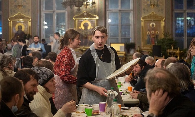 На Рождество Христово в московском храме Флора и Лавра устроили праздник для бездомных и нуждающихся