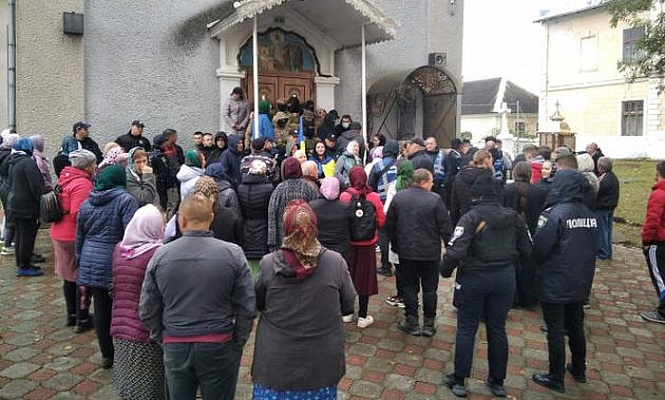 Сторонники ПЦУ захватили Успенский храм в селе Васлововцы Черновицкой области