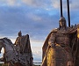 На берегу Чудского озера собирают части скульптурной композиции «Александр Невский с дружиной»