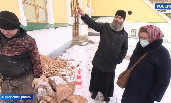Реставраторы изучают Успенский собор Псково-Печерского монастыря