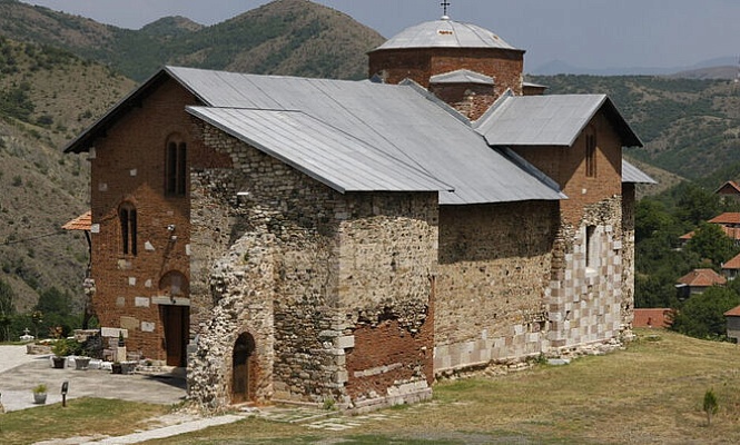 В Косово группа вооруженных людей ворвалась в Баньский монастырь