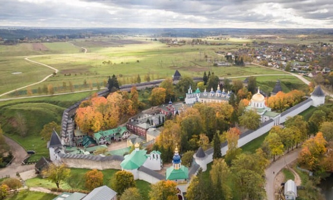 Псково-Печерский монастырь приглашает трудников на весенне-летний период