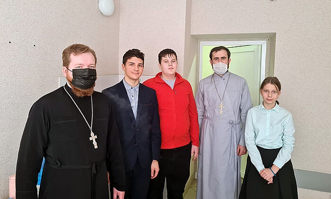 Священники Подольской епархии навестили в больнице пострадавших в результате взрыва в православной гимназии в Серпухове
