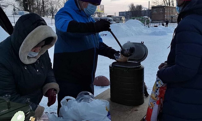 Бесплатное горячее питание раздали бездомным людям в Пскове