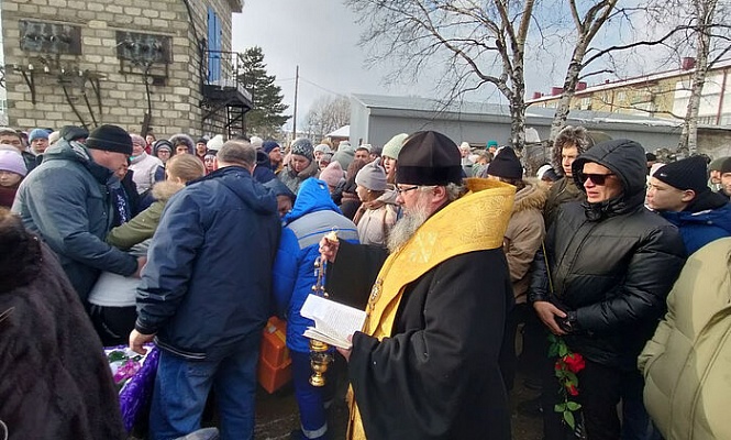 Архиепископ Южно-Сахалинский Никанор совершил отпевание жертв трагедии в Тымовском Сахалинской области