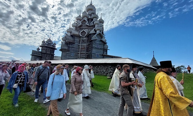 После многолетней реставрации освящена Преображенская церковь на острове Кижи