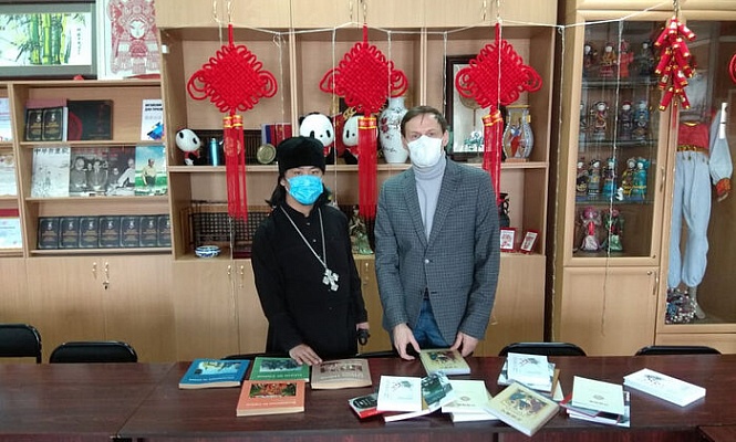 Православные книги на китайском языке передали в амурские университеты