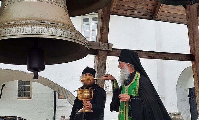 В Соловецком монастыре завершена установка уникальной колокольной звонницы