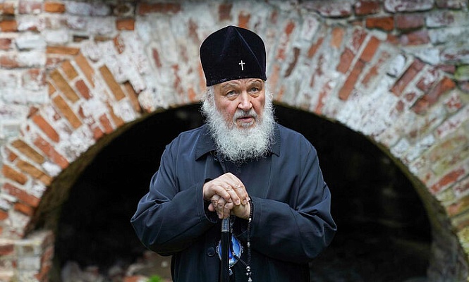 Святейший Патриарх Кирилл у стены Соловецкого монастыря, где расстреливали заключенных, поручил обустроить место для поклонения и молитвы